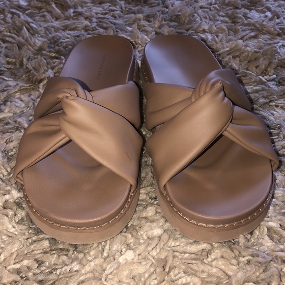 AE Twist Slide Sandal - Picture 9 of 14